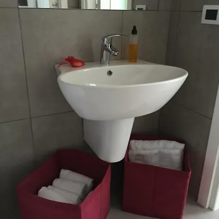 Rosso A 300 Mt Dal Centro Storico Di Aosta! * אאוסטה