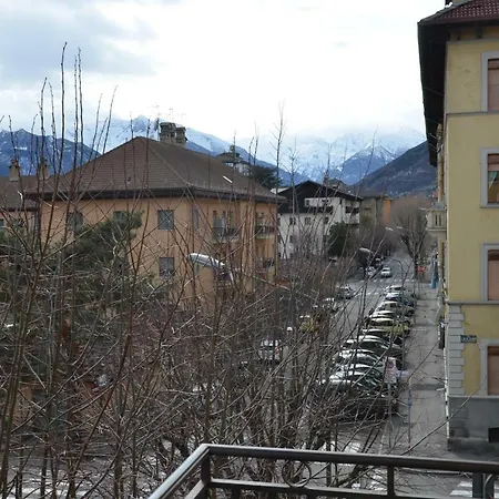 Rosso A 300 Mt Dal Centro Storico Di Aosta! *