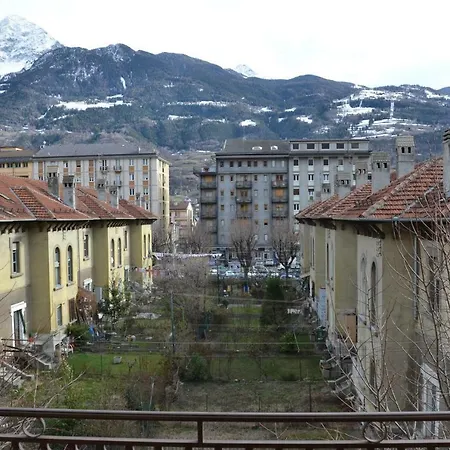 Rosso A 300 Mt Dal Centro Storico Di Aosta! Appartamento